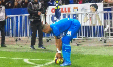 吕迪格的防守是站在那里干瞪嘛，比斯洛特先下课的估计是阿隆索