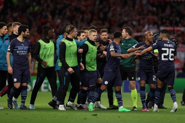 中足联颁奖：申花外租广西球员费尔南多当选中乙赛季最佳球员（中足联年度评选：申花外租至广西的费尔南多当选中乙最佳球员）