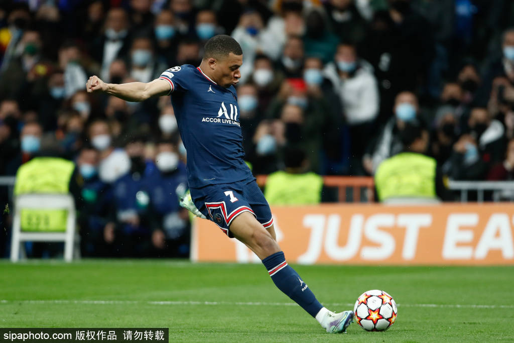 TyC记者：斯卡洛尼将带着大力神杯参加世界杯抽签仪式