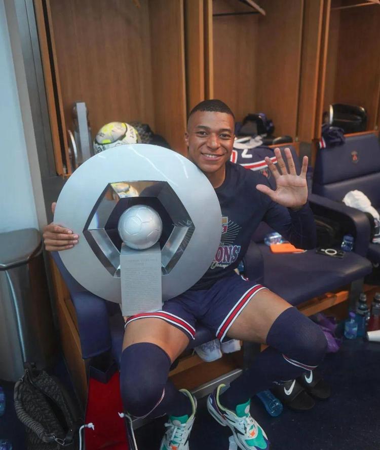 2025／26赛季英超：萨拉赫被拿出欧冠名单，是冷处理还是告别前奏（2025／26英超：萨拉赫遭排除欧冠名单，冷处理还是告别序曲？）