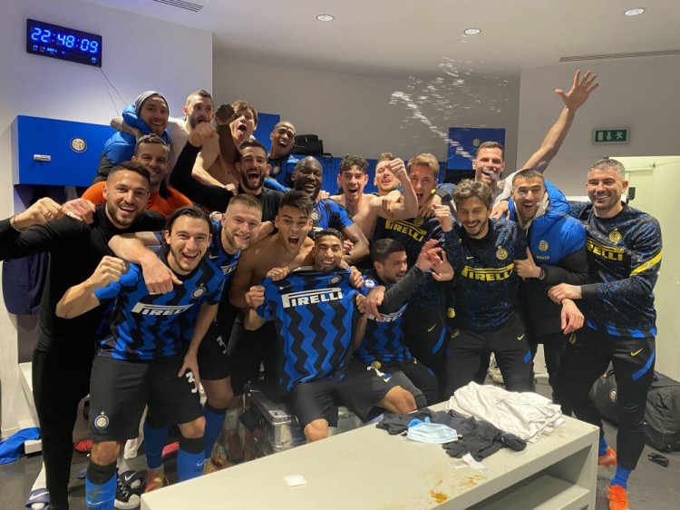 舍什科膝伤预期还要休战一个月！曼联锋线面临严峻考验（舍什科膝伤预计再缺阵一个月，曼联锋线承受严峻考验）