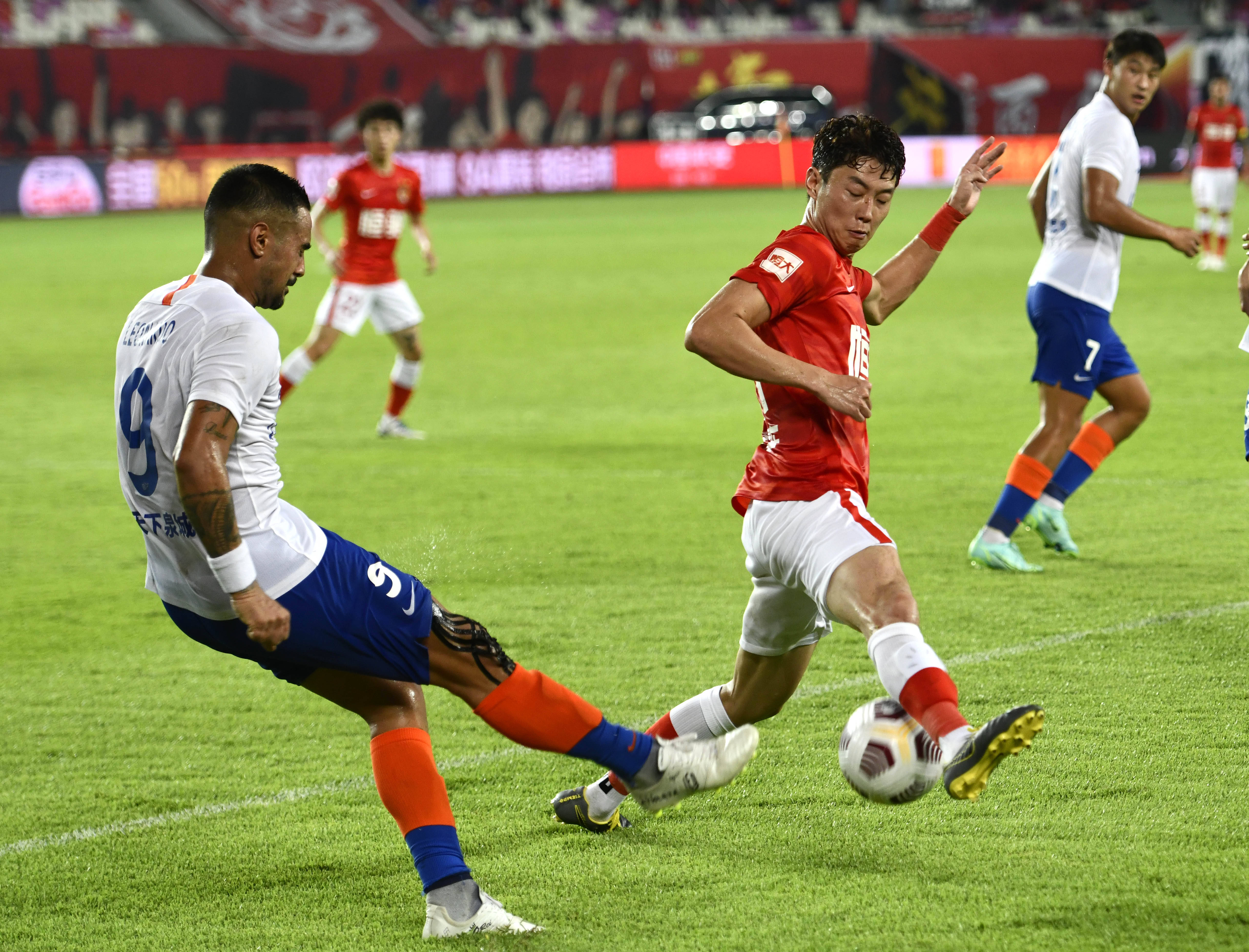 太阳报：贝克汉姆的大儿子布鲁克林在社媒上屏蔽了全家（英媒《太阳报》：贝克汉姆长子布鲁克林在社交平台拉黑全家）